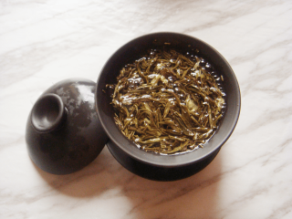 2、茶香虾,茉莉花茶：1把。洗茶后将其冲泡于一个小茶盏中，水量不用过多，因为我们用到的茶汤计量并不大，浸泡至少10－15分钟左右，茶汤要浓一些，这样茶香才浓。