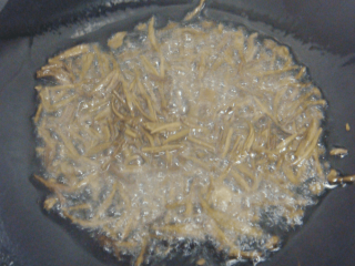 4、茶香虾,锅中倒入适量油，将吸干水份的茶叶用油炒酥。火力不要太大，以免茶叶被炒糊。当茶香飘出，且香叶有“沙沙”的声音时说明火候正好。将炒酥的茶捞出，用厨房用纸吸去多余的油份备用。