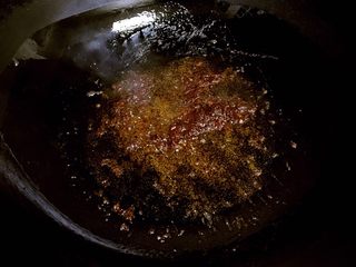 7、腊肠炒香干,炒锅倒入适量植物油,放入剁碎的郫县豆瓣酱,小火炒出红油。