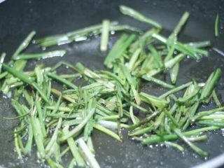 4、葱油拌面 简单最好味,中小火反复翻炒,火不要太大容易糊,不要心急。