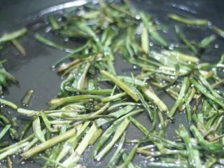 5、葱油拌面 简单最好味,小葱脱水有点慢,趁着翻炒小葱的间隙把芝麻炒了。