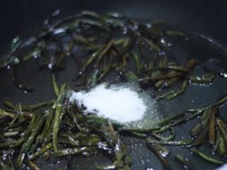 9、葱油拌面 简单最好味,这个样子就是煎炸到脱水了,接着放入白糖,翻炒两下。