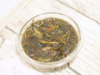 11、葱油拌面 简单最好味,找一个密封的容器把做好的葱油储存起来,只要密封性够好,可以吃一个月没问题,做一次葱油是费点时间,但只要一次做好了,以后每天早晨你只要在刷牙的时间煮个面就好啦!