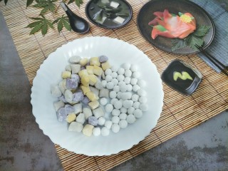 13、芋圆小火锅,准备适量芋圆和小丸子