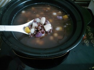 15、芋圆小火锅,准备一个浅锅，放入红豆汤和芋圆小火煲着即可