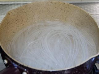 1、原汁原味羊肉卷菠菜汤,锅中烧开水,先将粉条烫软一点。