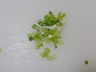 4、原汁原味羊肉卷菠菜汤,葱切成葱花。