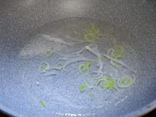 7、原汁原味羊肉卷菠菜汤,倒入适量清水