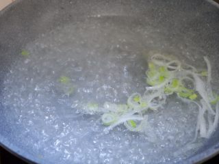 8、原汁原味羊肉卷菠菜汤,将水煮开。