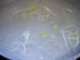 9、原汁原味羊肉卷菠菜汤,先下入粉条,将粉条煮至没有白心。