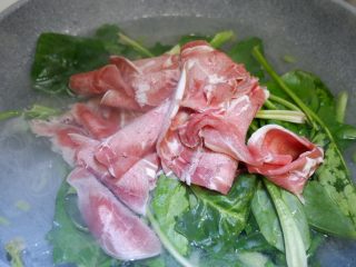 11、原汁原味羊肉卷菠菜汤,羊肉卷。