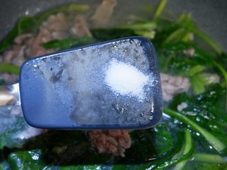 12、原汁原味羊肉卷菠菜汤,少许盐