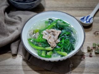 14、原汁原味羊肉卷菠菜汤,成品图。