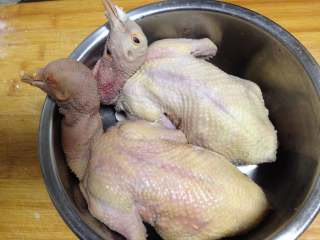 1、奥尔良蜜汁烤乳鸽,乳鸽掏去内脏洗净