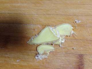 2、奥尔良蜜汁烤乳鸽,姜切片