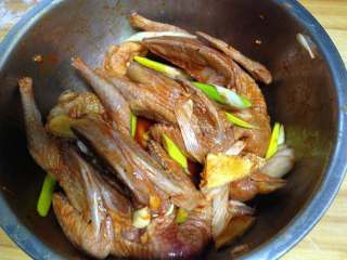 3、奥尔良蜜汁烤乳鸽,然后密封保存，入冰箱腌制24小时（中途要翻拌几次以便入味)