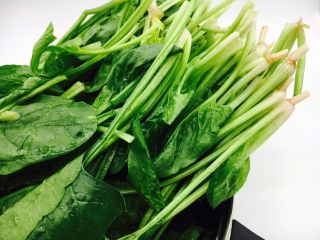 4、 #咸味# 蔬菜蛋炒饭,用清水清洗干净，沥干水分。