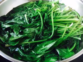 5、 #咸味# 蔬菜蛋炒饭,放入菠菜，煮30秒左右后捞出来。