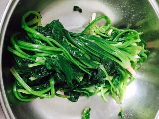 7、 #咸味# 蔬菜蛋炒饭,挤干水分