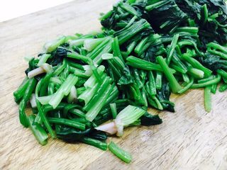 8、 #咸味# 蔬菜蛋炒饭,将菠菜切成3厘米的段