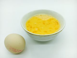 10、 #咸味# 蔬菜蛋炒饭,把鸡蛋打散，搅拌均匀。