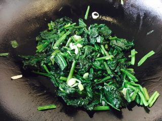 13、 #咸味# 蔬菜蛋炒饭,放入菠菜，翻炒几下。