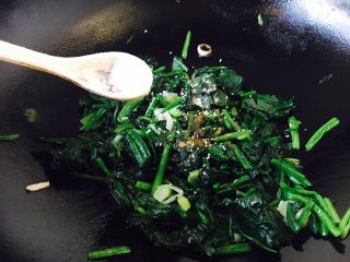 16、 #咸味# 蔬菜蛋炒饭,放入少许盐调味，翻炒均匀。