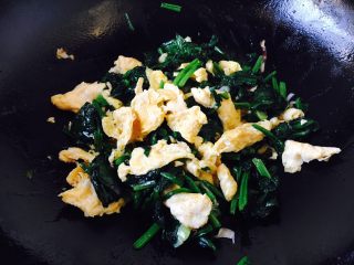 17、 #咸味# 蔬菜蛋炒饭,放入鸡蛋，翻炒均匀，盛出备用。