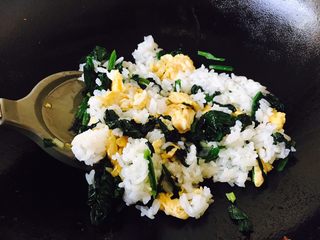 21、 #咸味# 蔬菜蛋炒饭,翻炒均匀。