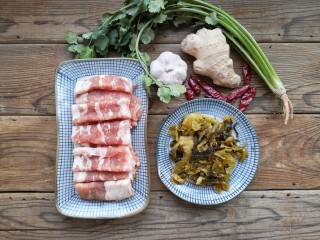 1、酸菜肥牛,准备食材。