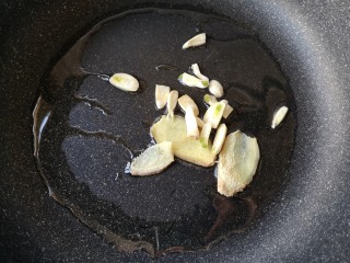 3、酸菜肥牛,锅中适量油下入姜蒜爆出香味。