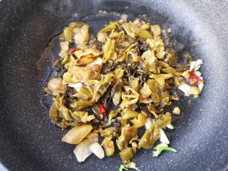 4、酸菜肥牛,下酸菜炒香。