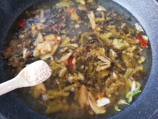 5、酸菜肥牛,加适量的高汤或水，大火煮开，加一点鸡精。