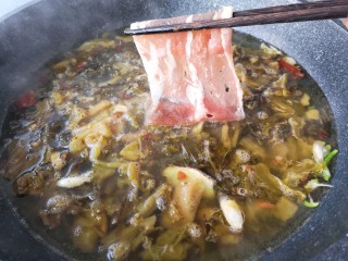 6、酸菜肥牛,汤煮开后，下入肥牛卷。