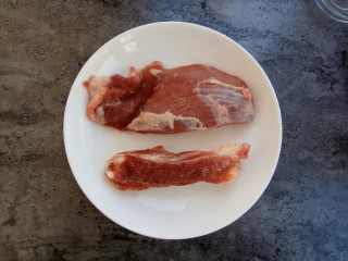 1、清汤牛肉面,准备一块牛腱肉和猪骨肉