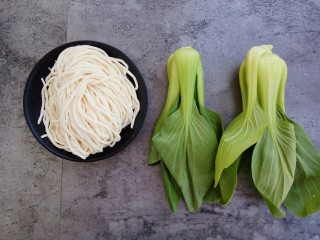 7、清汤牛肉面,先准备好面条和青菜