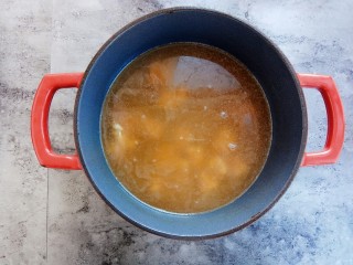 17、清汤牛肉面,放入调好的牛肉汤中