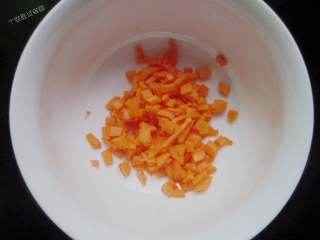 3、蚂蚁上树,胡萝卜去皮切成小丁