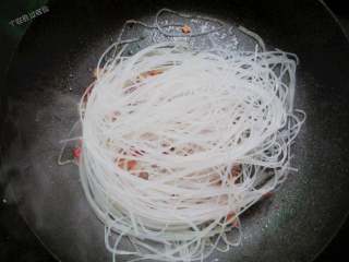 9、蚂蚁上树,倒入泡好的粉丝，翻炒