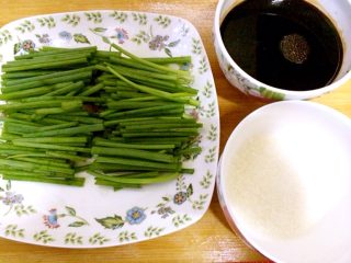 1、小当家葱油面,香葱洗净去葱白，切段