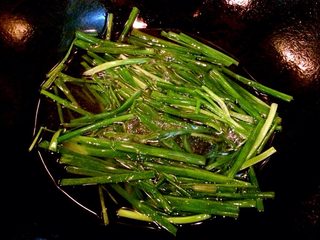 2、小当家葱油面,锅内倒入食用油加热至八成，放香葱段，炒至变色