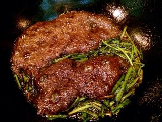 3、小当家葱油面,加入老抽生抽糖，炒出泡泡关火