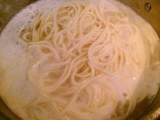 4、小当家葱油面,炒酱料同时做水，水开煮面，开锅加凉水，开锅三次。关火盛面，淋干水分