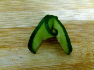 7、小当家葱油面,把中间卷起来做造型