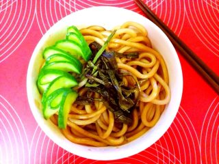 8、小当家葱油面,面里加酱料拌匀，摆造型。准备好餐巾纸。接住口水！哈哈