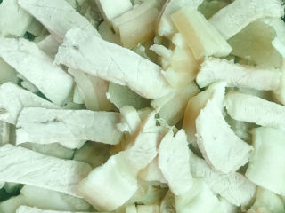 2、蒜苗回锅肉,切片备用