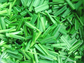 3、蒜苗回锅肉,蒜苗洗干净后切段