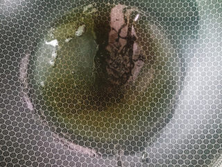 5、蒜苗回锅肉,锅烧热后放油