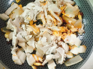 8、蒜苗回锅肉,放入猪肉