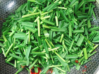 12、蒜苗回锅肉,放入蒜苗